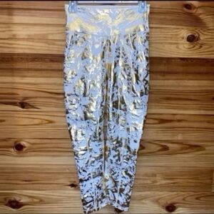 Lilly Pulitzer Weekender high rise mi leggings in gold shoreline foil UPF 50+